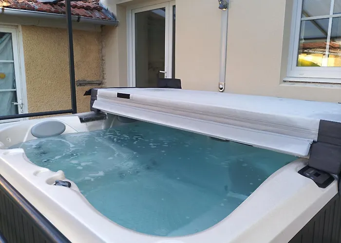 Maison Avec Jacuzzi Paisible Et Ferienhaus *