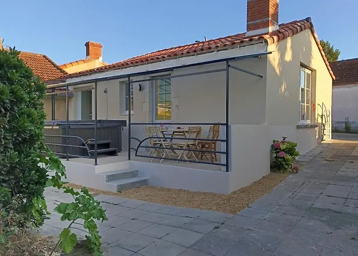 Maison Avec Jacuzzi Paisible Et Ferienhaus *