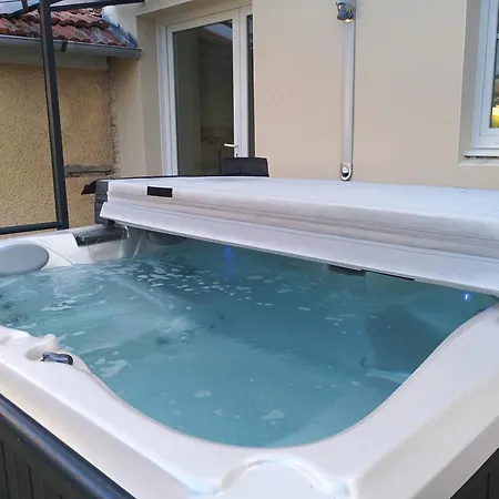 Maison Avec Jacuzzi Paisible Et Prázdninový dům *